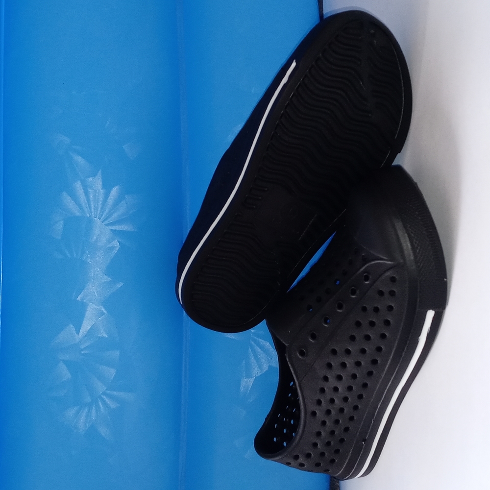 Boys water shoes black/white size 26 (9.5).